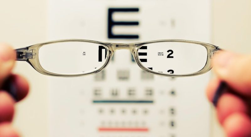 Opération laser des yeux : Dites adieu aux lunettes et lentilles !